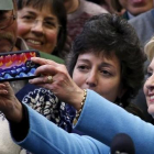 Hillary Clinton posa con una seguidora en un acto de campaña en Manchester (Nuevo Hampshire), este lunes.-REUTERS / ADREES LATIF