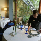 Un camarero en un restaurante.-PERE BATLLE