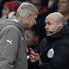 Arsène Wenger discute con el cuarto árbitro Anthony Taylor durante el partido Arsenal-Burnley del domingo.-DYLAN MARTÍNEZ