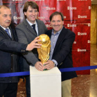 Patxi Vizcarra, Carlos Martínez y Eduardo Rubio posan con los trofeos de la Roja. / ÁLVARO MARTÍNEZ-