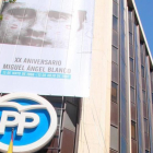 El PP ha extendido una lona en la fachada de la sede de Génova para recordar el asesinato de Miguel Ángel Blanco.-JUAN MANUEL PRATS