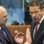 Dijsselbloem, derecha, con el comiario europeo de Asuntos Economícos, Pierre Moscovici, en este lunes en Bruselas.-OLIVIER HOSLET