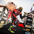 Álvaro Bautista, feliz, en las escaleras del podio de Buriram, en Tailandia, donde arrasó ayer en el Mundial de Superbikes.-WORLD SBK / DAVID CLARES