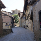 Paseantes por la calle Real de Calatañazor, Soria, en una imagen de archivo. HDS