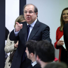 El presidente de la Junta de Castilla y León, Juan Vicente Herrera, visita la empresa Cognizant junto a la consejera de Hacienda, Pilar del Olmo.-ICAL
