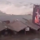 Un vídeo muestra el tsunami en Indonesia.-EL PERIÓDICO