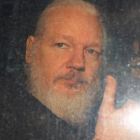 Julian Assange, a su salida de las dependencias policiales en Londres.-