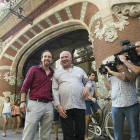 Pablo Iglesias y Lluís Rabell comentan la actualidad política frente al Palau de la Música.-EFE / ALEJANDRO GARCÍA