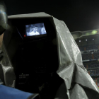 Cámara de televisión durante la retransmisión de un partido en el Santiago Bernabéu.  /-JOSE LUIS ROCA