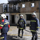 Los bomberos de la capital en el incendio de Vadillo. / VALENTÍN GUISANDE-