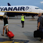 Pasajeros de Ryanair trasladando el equipaje a la aeronave.-/ REUTERS / KEVIN COOMBS