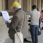 Muchos sorianos se acercaron ayer a las listas del Censo Electoral que están expuestas en el Ayuntamiento de Soria. / ÚRSULA SIERRA-
