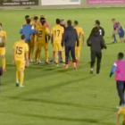 Jugadores de la Ponferradina protestando al árbitro por la decisión-/ PERIODICO (TWITTER)