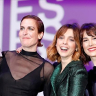 Aixa Villagrán, Leticia Dolera y Celia Freijeiro, con el premio en Cannes por Déjate llevar.-SEBASTIEN NOGIER / EFE