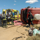 Rescatado un hombre atrapado por el vuelco de un camión en Valencia de Don Juan-ICAL
