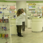El interior de una de las farmacias de Soria que expenden diferentes fármacos. / ÚRSULA SIERRA-