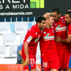 Braian y Sergi Enrich celebran un gol junto a varios compañeros. / ÁREA 11-