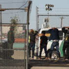 Migrantes son detenidos tras cruzar el río Bravo por las autoridades migratorias de Estados Unidos.-EFE