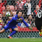 Kun Agüero marca el 0-1 del Manchester City con un lanzamiento de penalti.-AFP PAUL ELLIS