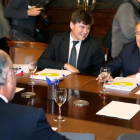 presidente de la Plataforma contra la Morosidad, Antoni Cañete, en el centro, junto al presidente de Pimec, Josep González, en una reunión con el ministro de HAcienda, Cristóbal Montoro (de espaldas-ALVARO MONGE