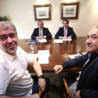 Los secretarios generales de CCOO y UGT, Unai Sordo (izquierda) y Pepe Álvarez (derecha), en primer plano; junto a los dirigentes de la CEOE, Juan Rosell y Antonio Garamendi.-DAVID CASTRO (EL PERIÓDICO)