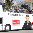 Mínguez con parte de su equipo en el autobús promocional del PSOE que recorrerá las obras que se han hecho estos 4 años de gestión. / VALENTÍN GUISANDE-