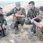 El combatiente Jordan Matson, el segundo por la izquierda, junto a varios combatientes kurdos.-JORDAN MATSON / FACEBOOK