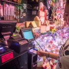 Una clienta paga en una de las tiendas Germans Gracia de Barcelona en una máquina que devuelve el cambio.-CARLOS MONTAÑÉS