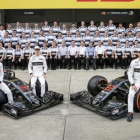 McLaren-Honda al completo en la temporada pasada.-EFE / DIEGO AZUBEL