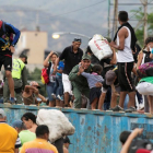 Los venzolanos en el puente Simón Bolivar, en la frontera de Venezuela y Colombia.-REUTERS