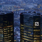 Imagen crepuscular de la sede central del Deutsche Bank, en Fráncfort.-REUTERS / KAI PFAFFENBACH/