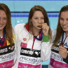 Mireia Belmonte (izquierda, plata) y María Vilas (derecha, bonce) flanquean a la húngara Boglarka Kapas tras recibir sus respectivas medallas en la prueba de los 1.500 metros libre en los Campeonatos de Europa de Natación de Londres.-REUTERS / TONY O'BRIEN