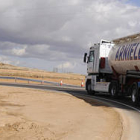 Un camión atraviesa una de las dos glorietas próximas a Almazán. / VALENTÍN GUISANDE-