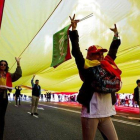 Voluntarios de Vox conducen una bandera de España de 1.000 metros cuadrados al acto del partido en la Plaza de Colón.-EFE / DAVID FERNÁNDEZ