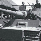 Soldados alemanes en un carro de combate durante la segunda guerra mundial.-ARCHIVO