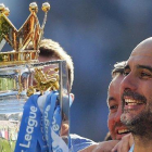 Pep Guardiola, con el trofeo de la Premier League que ha ganado esta temporada con el Manchester City.-FRANK AUGSTEIN (AP)