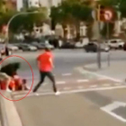 Captura del vídeo en el que quedó grabada la agresión a seguidores de la selección española de fútbol.-