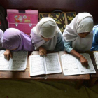 Imagen de archivo de cuatro niñas musulmanas leyendo el Corán en la escuela en India, en julio del 2013.-NOAH SEELAM (AFP)