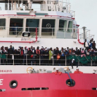 Inmigrantes rescatados por el Prudence, de Médicos sin Fronteras, a su llegada al puerto de Salerno (Italia), el 14 de julio.-AFP / CARLO HERMANN