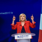 La líder y candidata del partido Frente Nacional (FN) a la presidencia de Francia, Marine Le Pen, da un discurso durante una concentración de campaña electoral el pasado lunes.-EFE