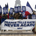 Activistas de la oenegé estadounidense Avaaz muestran una pancarta de alegría por la victoria de Macron, en París, el 8 de mayo.-EFE