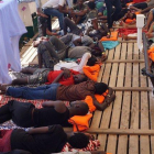 Refugiados a bordo del ’Open Arms’, a la espera de puerto seguro.-TWITTER / @OPENARMS_FUND