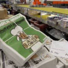 El primer número de 'Charlie Hebdo' tras los atentados, en venta.-