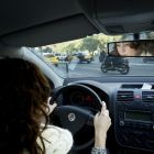 Una mujer conduciendo en Barcelona-/ FERRAN NADEU