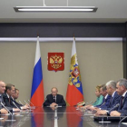 El presidente ruso, Vladimir Putin, en una reunión con miembros del Consejo de Seguridad del estado de Novo-Ogaryovo, este martes.-RIA NOVOSTI / REUTERS