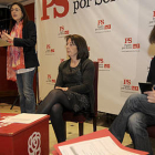 Soraya Rodríguez durante su intervención de ayer acompañada por Rosa Romero y Carlos Martínez. / Ú.S.-
