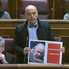 El diputado socialista Antonio Hurtado pide a Montoro explicaciones por el 'caso Rato' en el Congreso.-
