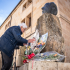 El presidente de la Fundación Antonio Machado coloca flores en el busto del poeta. GONZALO MONTESEGURO