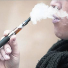 Una fumadora de cigarrillo electrónico exhala vapor tras una inhalación-Foto:   KENZO TRIBOUILLARD / AFP