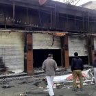 Comercios quemados por los manifestantes en la ciudad de Rohtak, en el estado de Haryana.-EFE